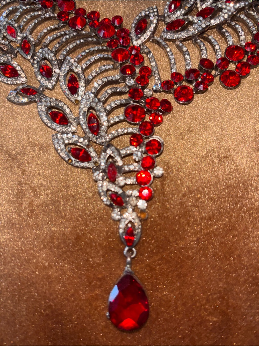 Red and clear rhinestones necklace and earrings set - Picture 5 of 7